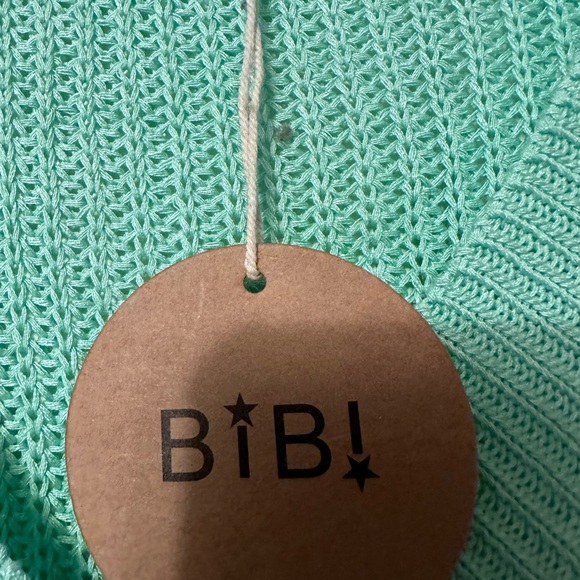 Beautiful sweater - Picture 2 of 4